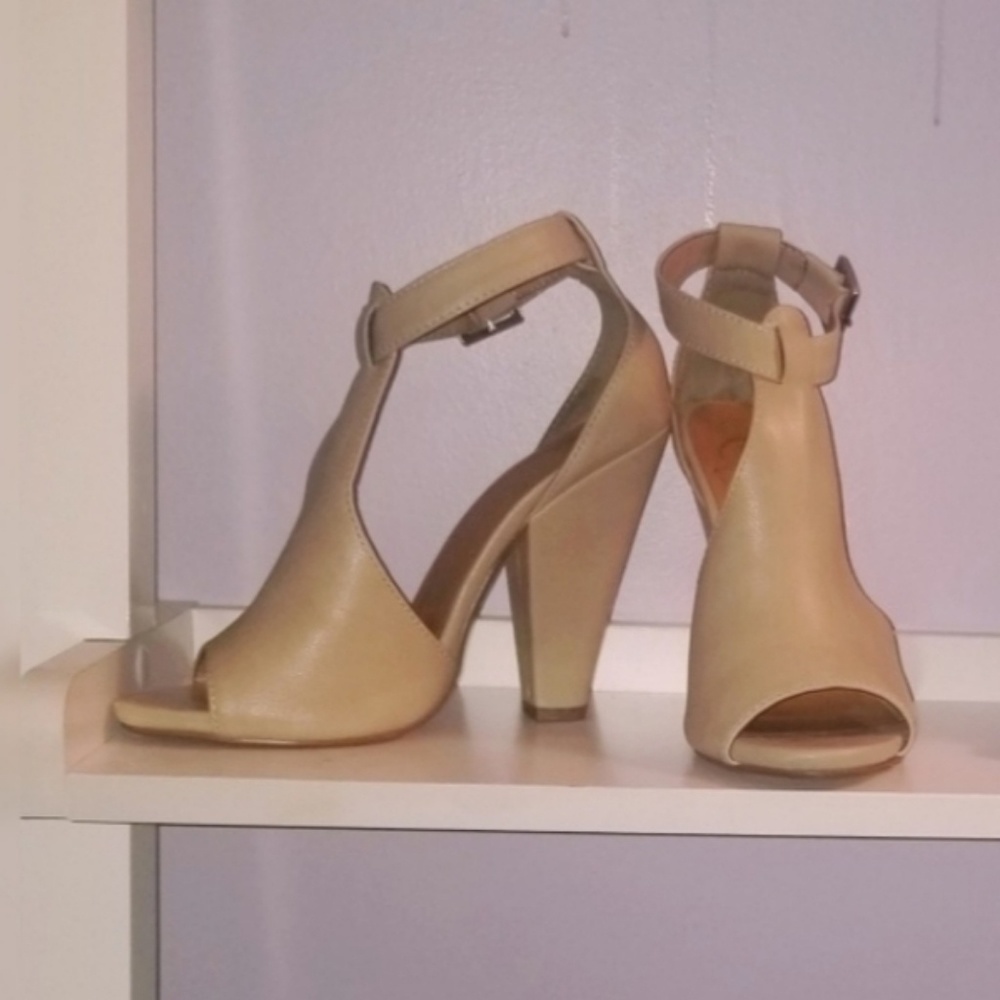 Tan peep toe heels - Picture 1 of 4